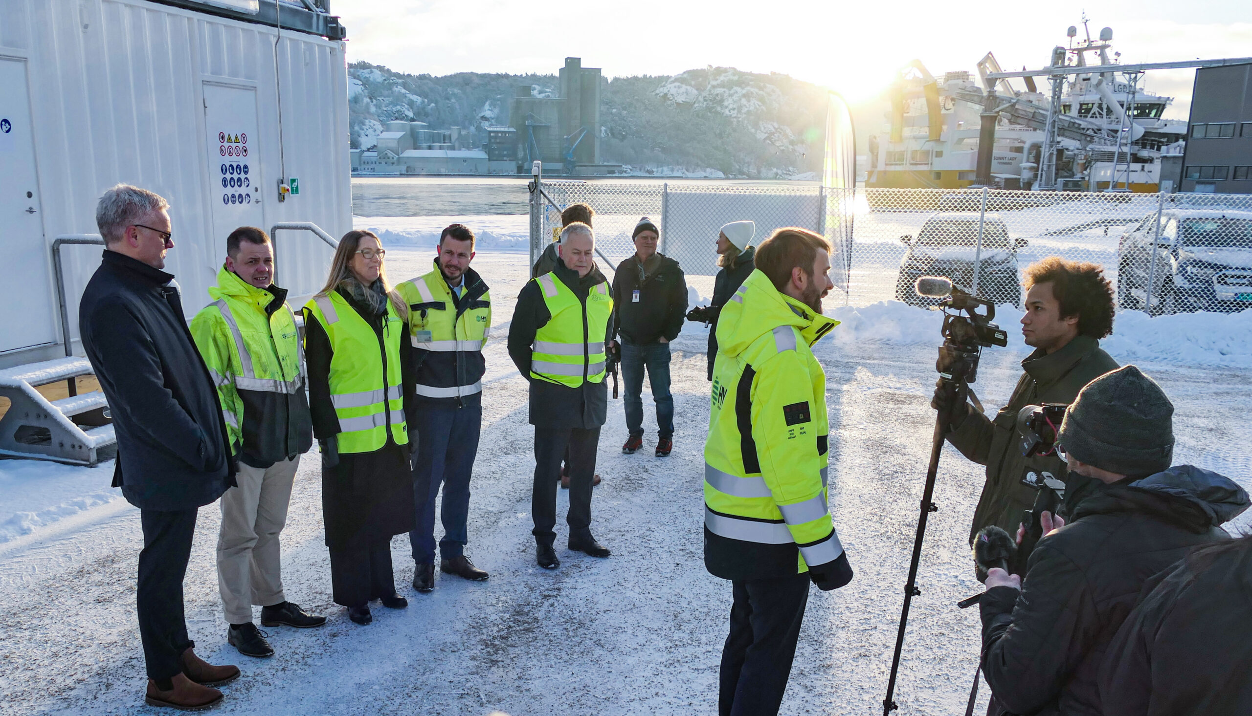 Næringsminister Jan Christian Vestre fikk en omvisning på hydrogenfabrikken på Kaupanes med pressen på slep. Bak han står Idar Sønstabø, adm. dir. i Dalane Energi, Tommy Bjellås, Havnesjef i Eigersund Næring og Havn, Anne Vigdis Ellingsen, daglig leder i Eigersund Næring og Havn Thor Henrik W. Hagen, adm. dir. i HYDS, Arild Stapnes Johnsen, daglig leder i Dalane Hydrogen. (Foto: Sem Hadland)