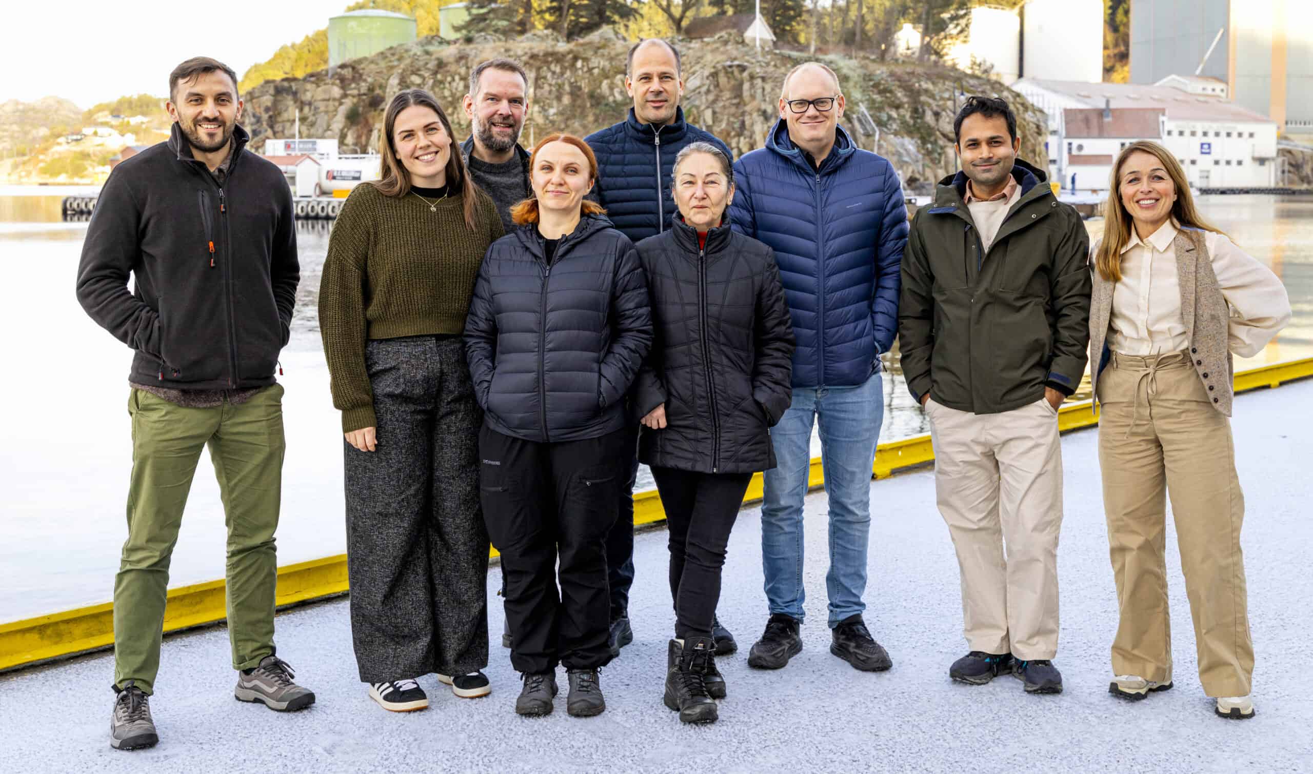 Havnebygget i Egersund vises til venstre i bildet. Cruiseskip i forgrunnen. Vi skimter skulpturen "Linda" helt i front.