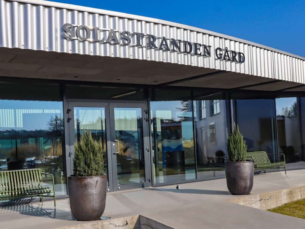 Utsiden av møteplassen Solastranden Gård