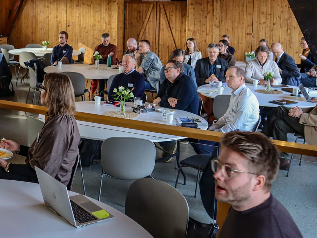 Deltakere på konferansen som følger med i salen