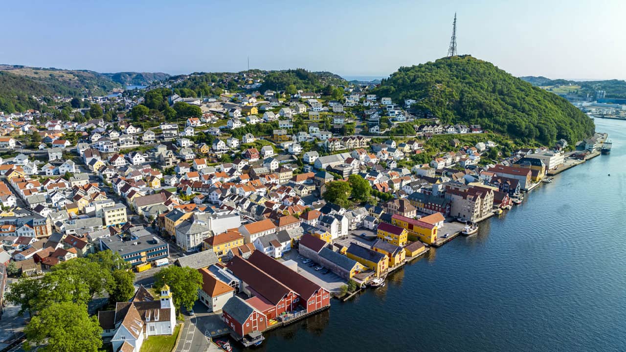 Egersund indre havn sett fra en drone