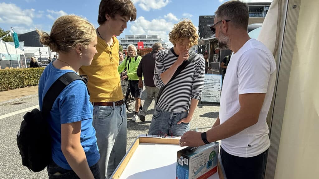Elever som får forklaring