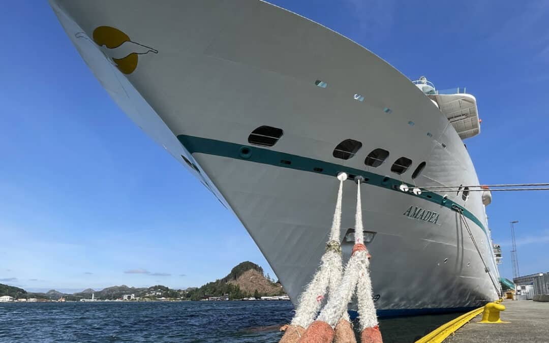 Bauen på en stor båt som ligger i Egersund havn