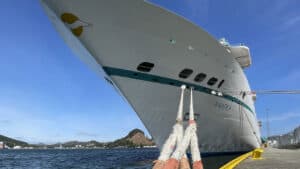 Bauen på en stor båt som ligger i Egersund havn