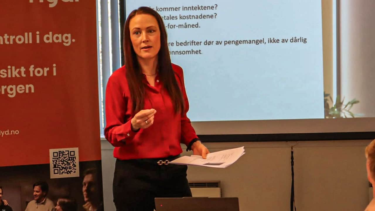 Kursholder som holder et foredrag forran en tavle